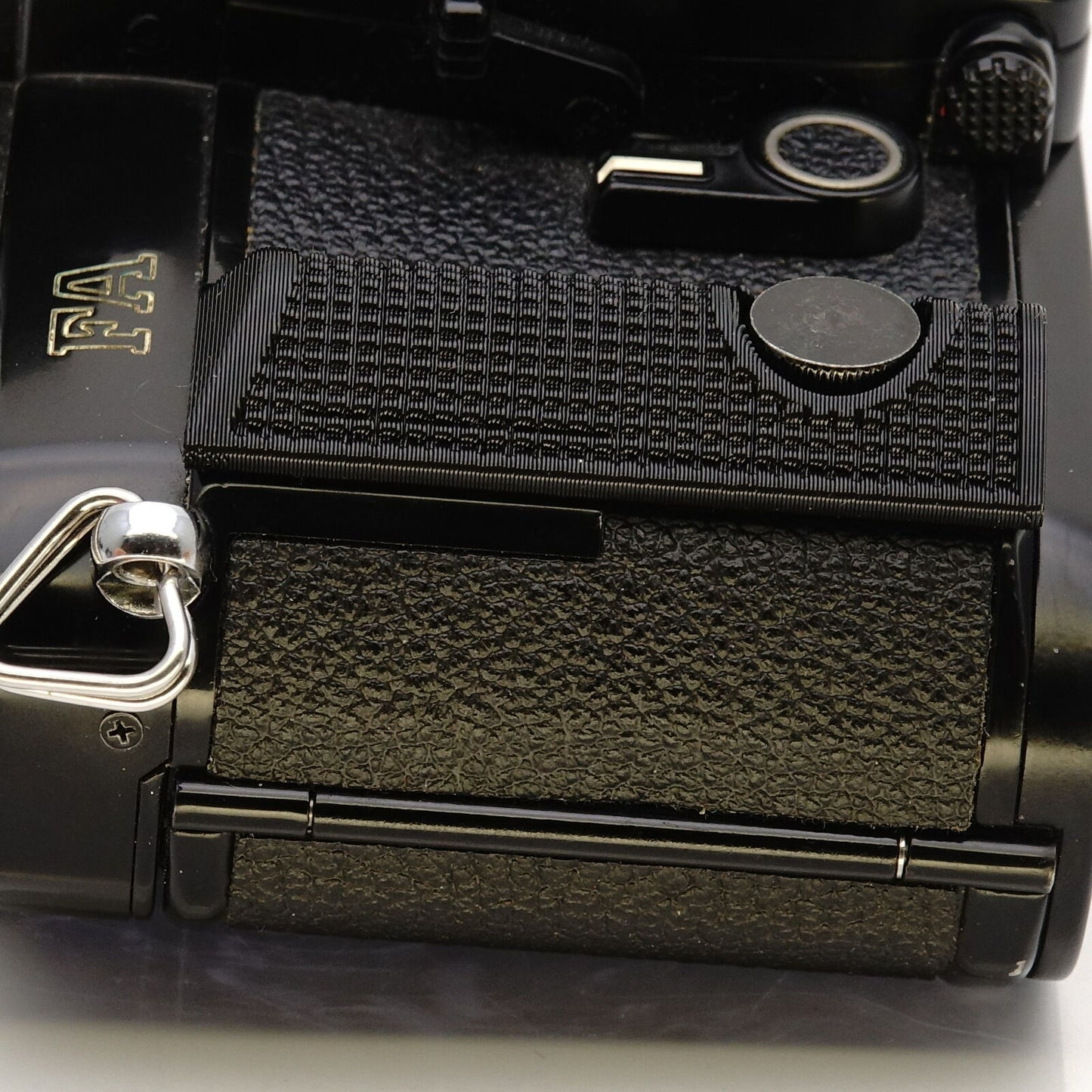 Ergonomic handgrip for Nikon FA