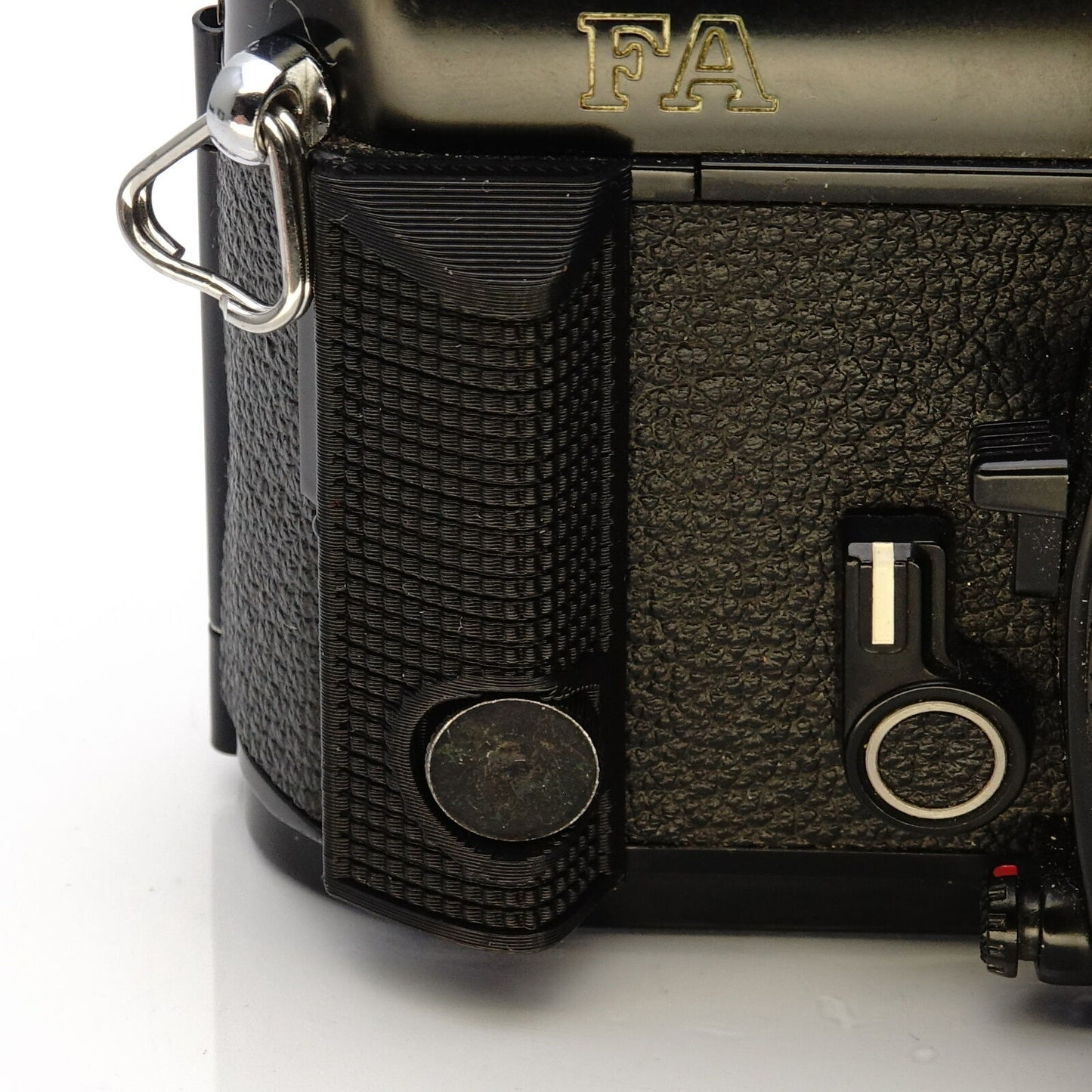 Ergonomic handgrip for Nikon FA