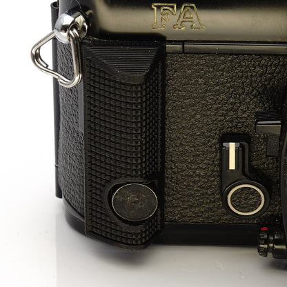 Ergonomic handgrip for Nikon FA