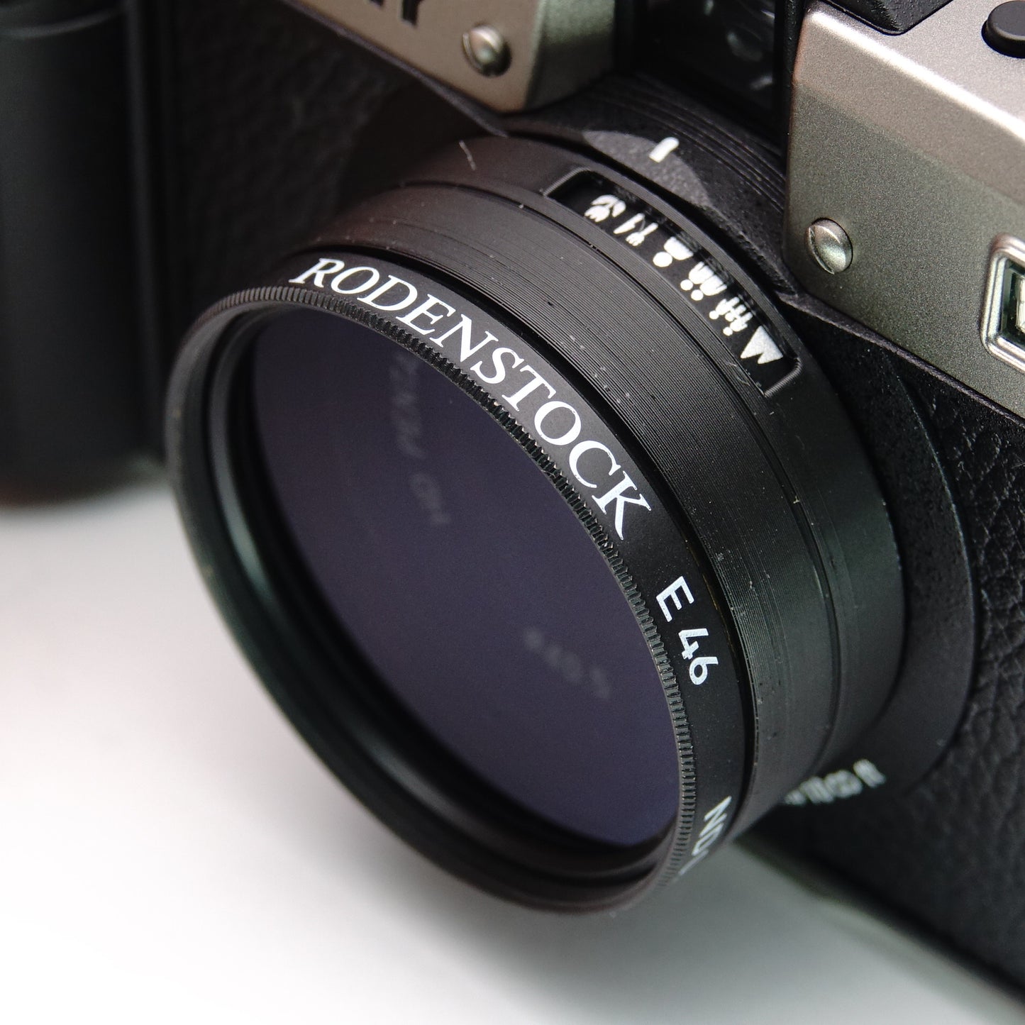 Lens hood with focus tab & 46mm thread for Pentax 17